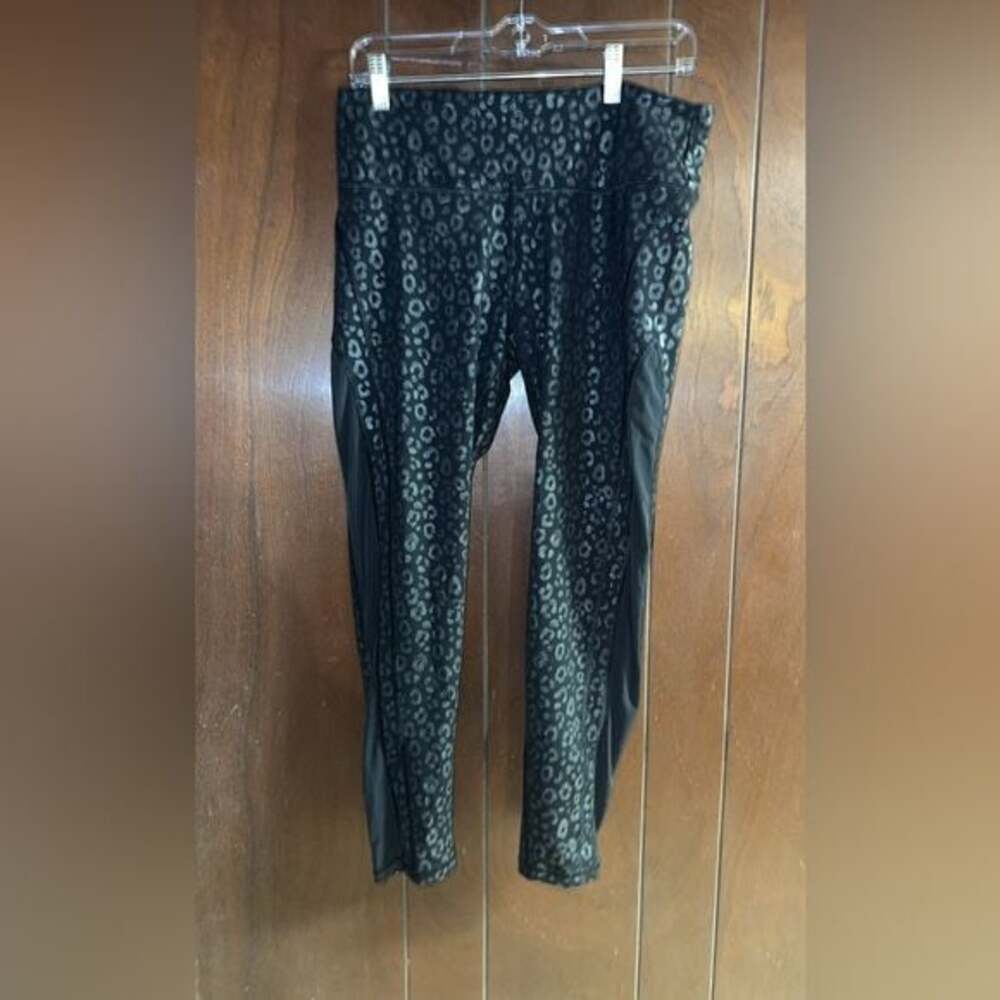 Victoria's Secret Sport Black Animal Print Leggings